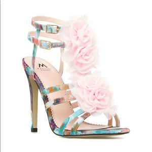 🌺 GORG strappy 4" heels w/ fabric flower detail ✨